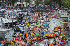 910646 Afbeelding van deelnemers aan de Rubberboot Missie 2016 in de Stadsbuitengracht ter hoogte van de Nieuwekade te ...